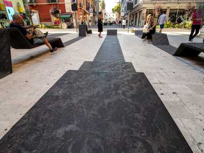 Accediamo ora al �salotto della moda� caratterizzato da una pavimentazione che d� l�idea di un elegante tessuto che si dispiega lungo la strada